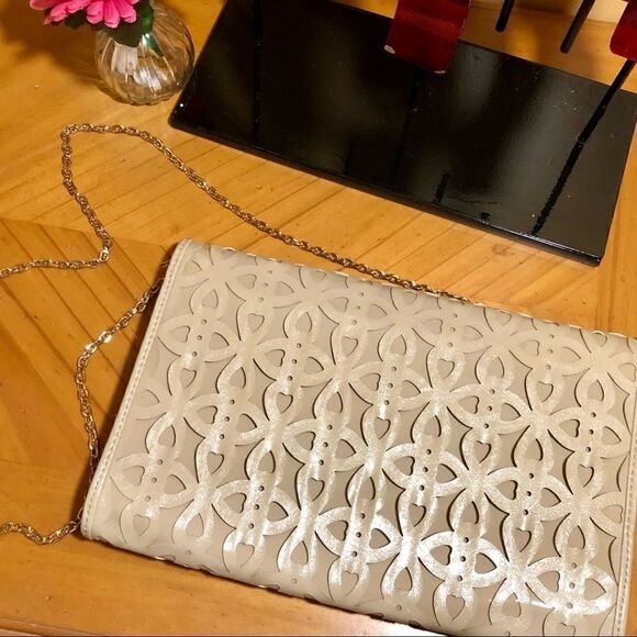 URBANâEXPRESSIONSâCUT OUTâTAN/GOLDâCROSSBODYâCLUTCH - Picture 12 of 16